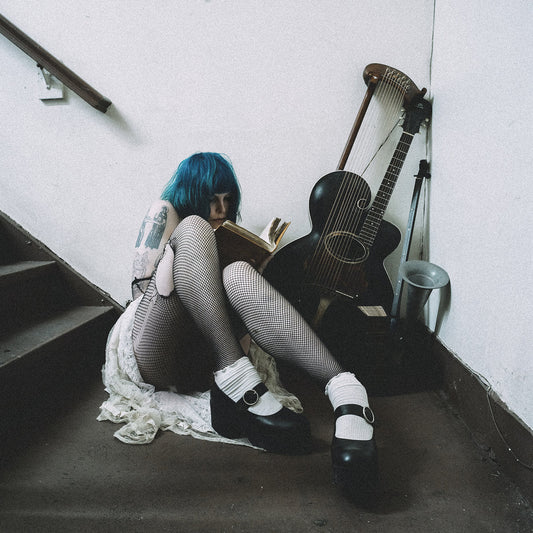 Amy Rose Mills (Couch Slut + Adult Human Females) announces new album 'i think we've met before'